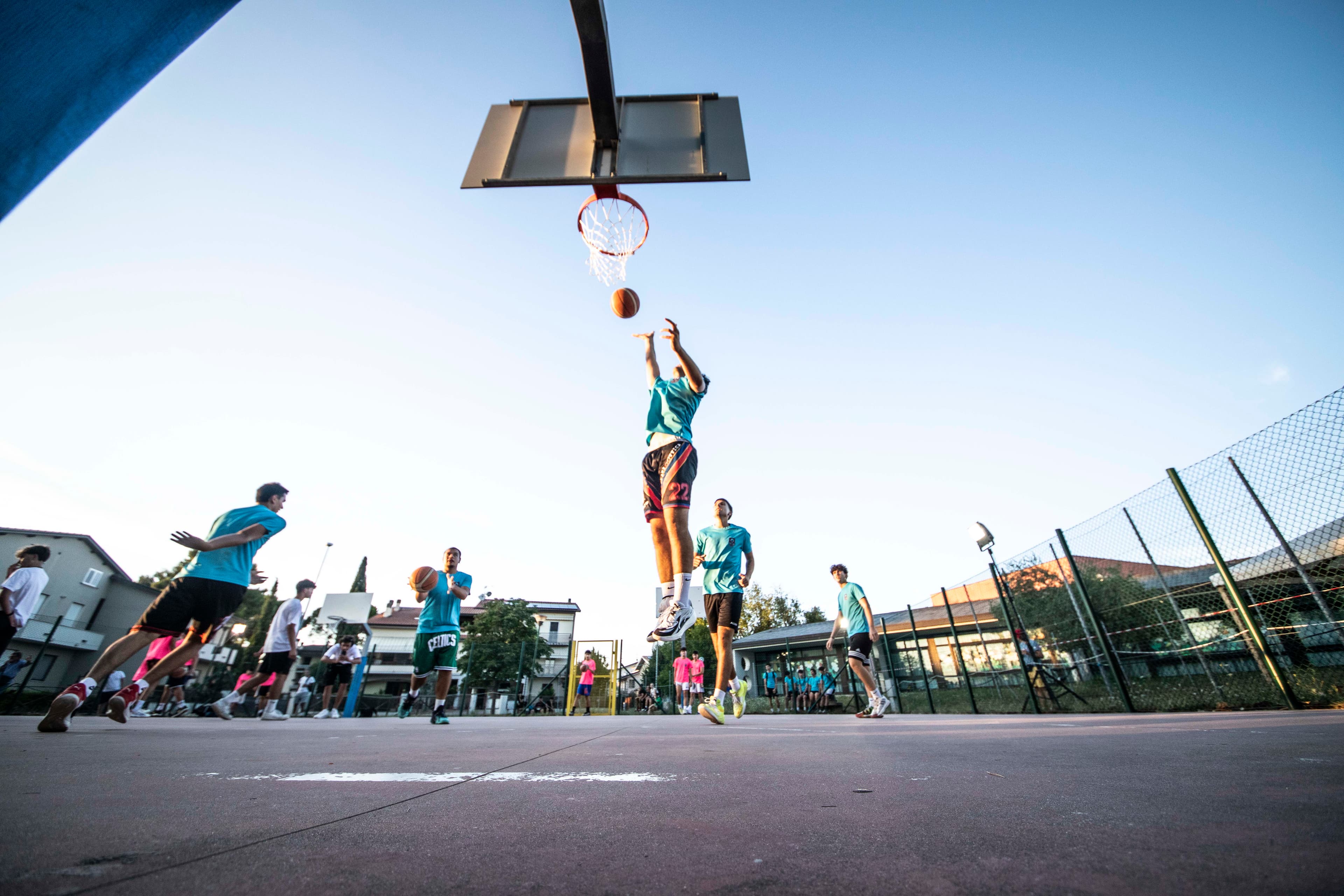 Street Cage — azione al canestro